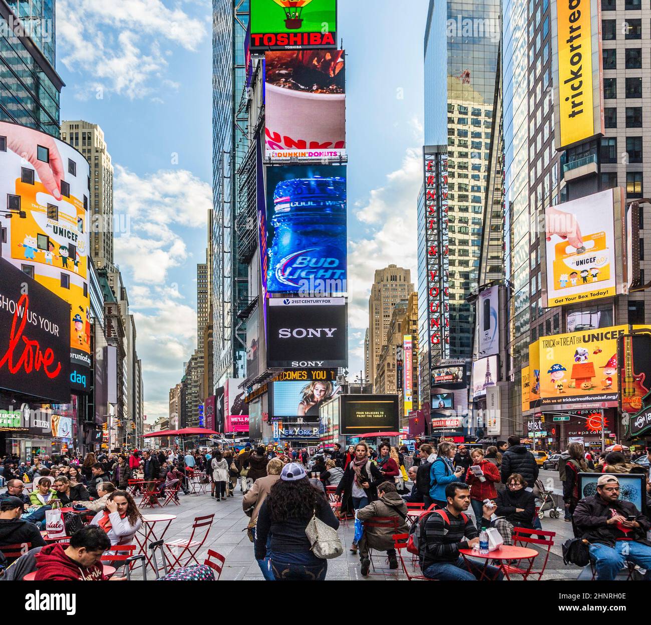 Die Menschen besuchen den Times Square, der mit Broadway-Theatern und einer riesigen Anzahl von LED-Schildern gekennzeichnet ist Stockfoto