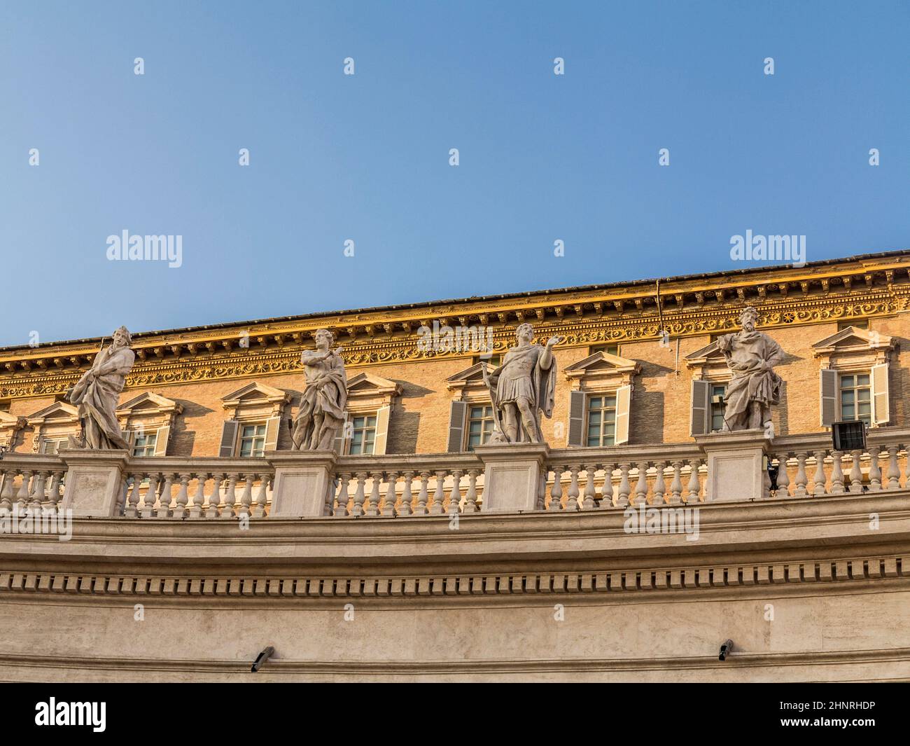 Blick auf die Statuen der Heiligen Apostel auf der Spitze des Petersdoms Stockfoto