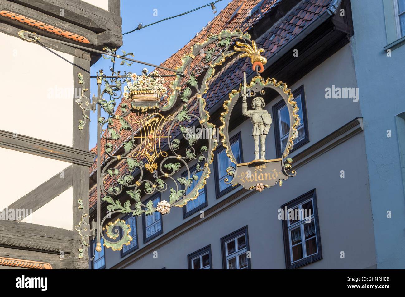Malerisches altes Schild zum Roland am Fachwerkhaus symbolisiert ein Restaurant Stockfoto