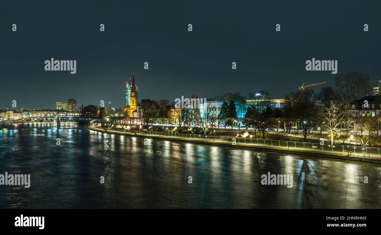 Beleuchtete Gebäude und Skyline bei Nacht während der Luminale in Frankfurt Stockfoto