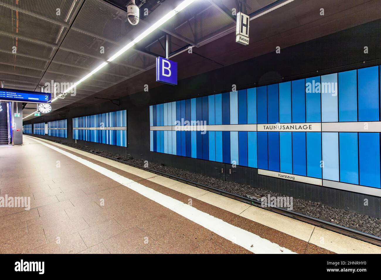 U-Bahn mit Leuten an der Station Taunusanlage Stockfoto