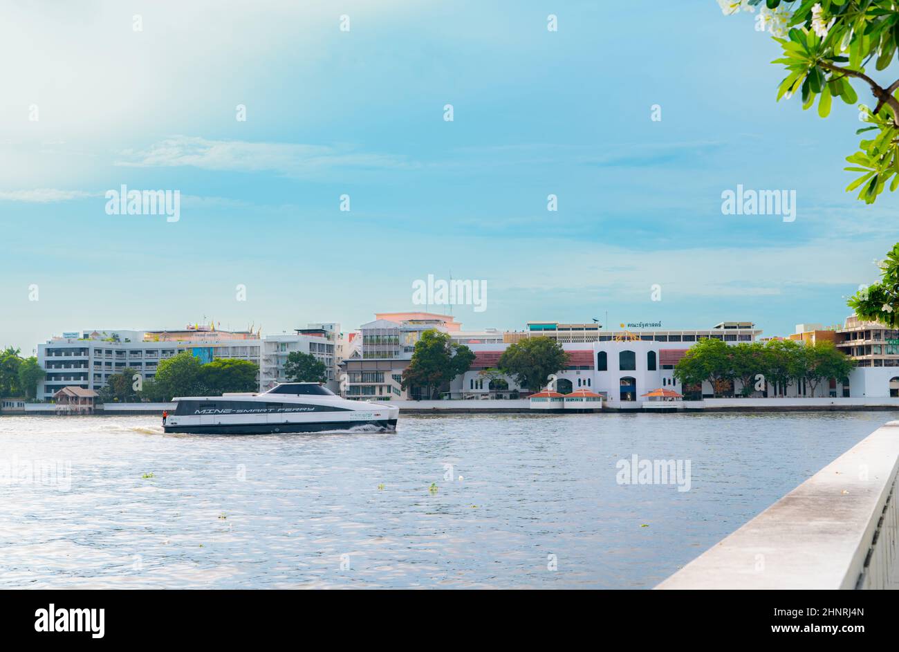 BANGKOK, THAILAND-MAY 25, 2021 : MINE-SMART FÄHRE segelt auf dem Chao Phraya River. Elektrische Katamarane für den Wassertransport in Bangkok, Thailand. Intelligenter Transport. Nachhaltiger Nahverkehr. Stockfoto