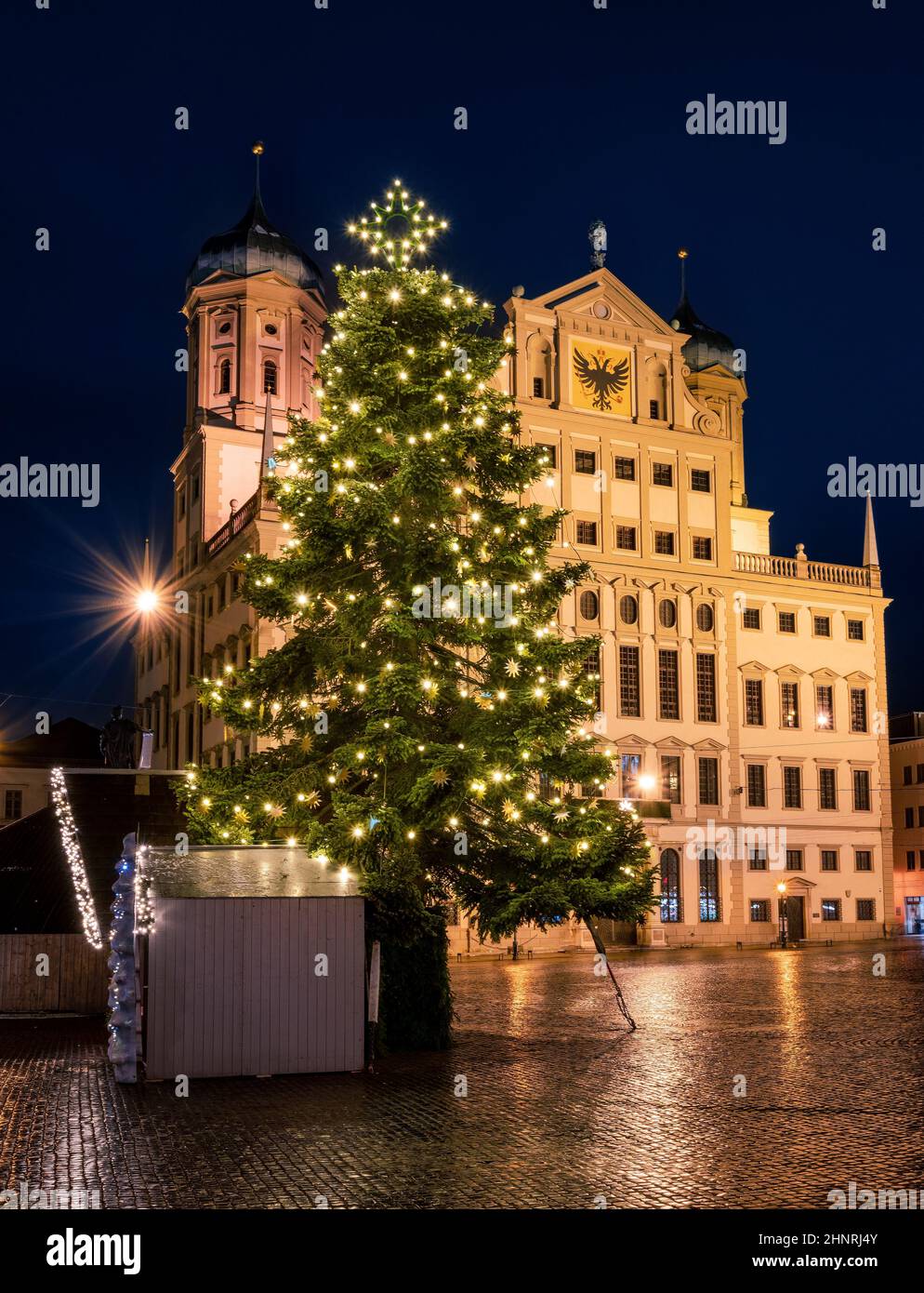 Beleuchteten weihnachtsbaum in Augsburg Stockfoto