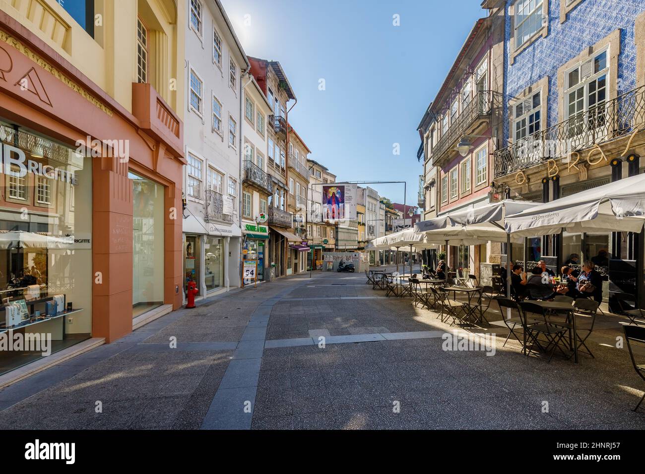Straßenatmosphäre und architektonische Details in Brage, Portugal Stockfoto
