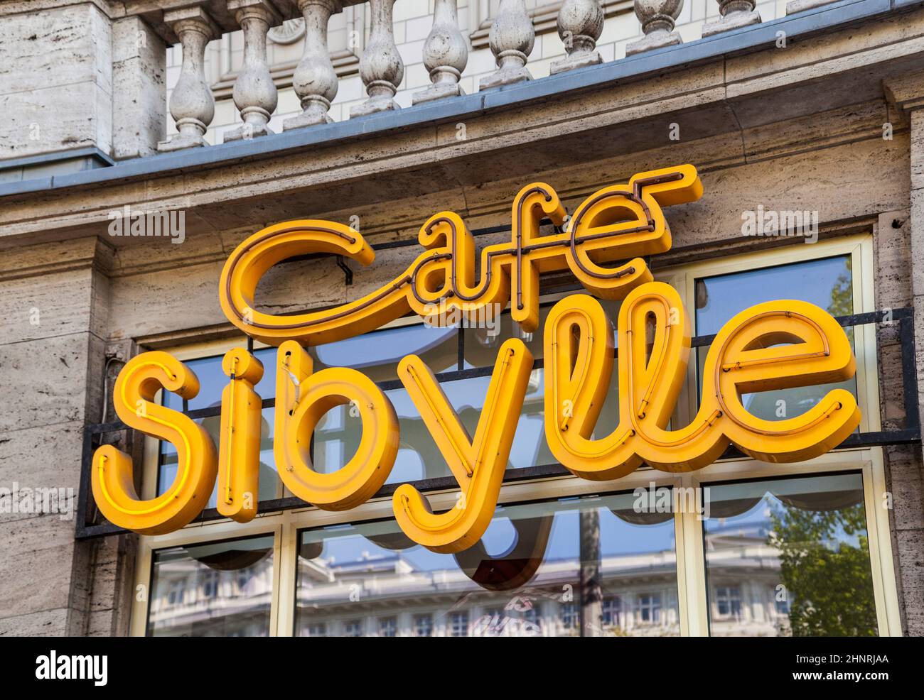 Neonschild am Café Sybille. Stockfoto