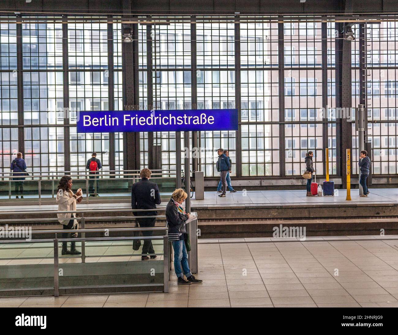 Bahnhof Berlin Friedrichstraße mit Menschen, die auf den Zug warten Stockfoto
