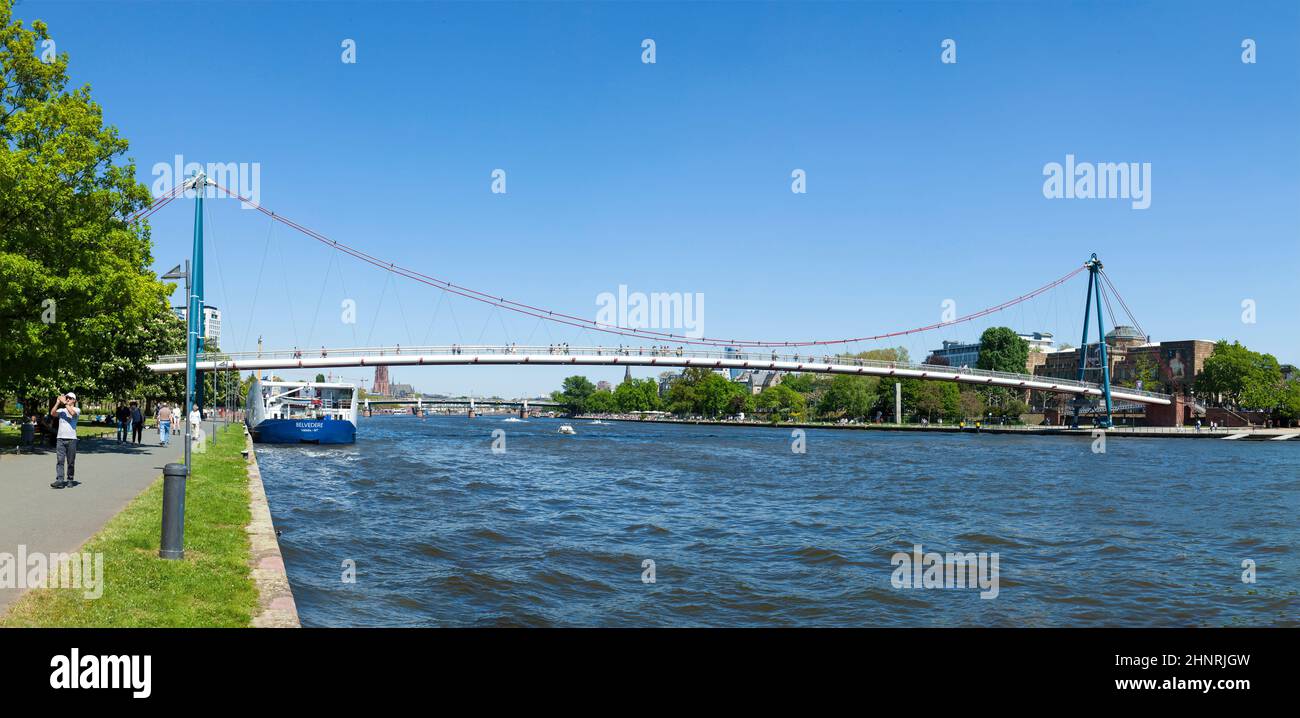 Menschen, die die Holbein-Brücke in Frankfurt überqueren Stockfoto