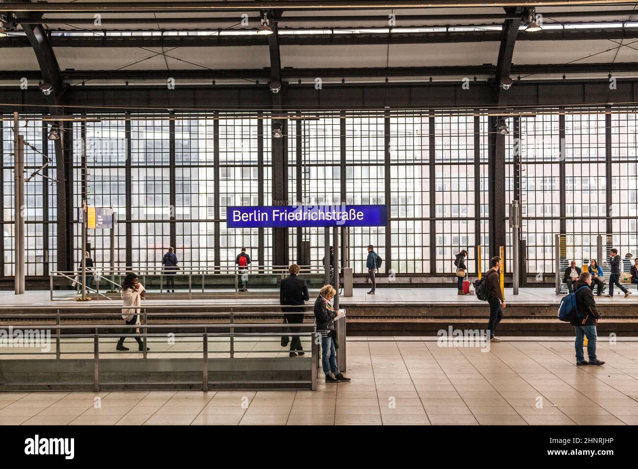 Bahnhof Berlin Friedrichstraße mit Menschen, die auf den Zug warten Stockfoto