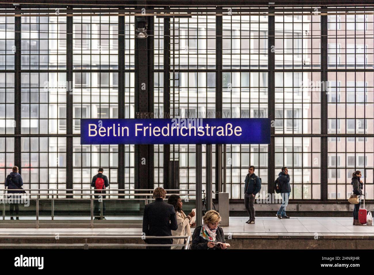 Bahnhof Berlin Friedrichstraße mit Menschen, die auf den Zug warten Stockfoto