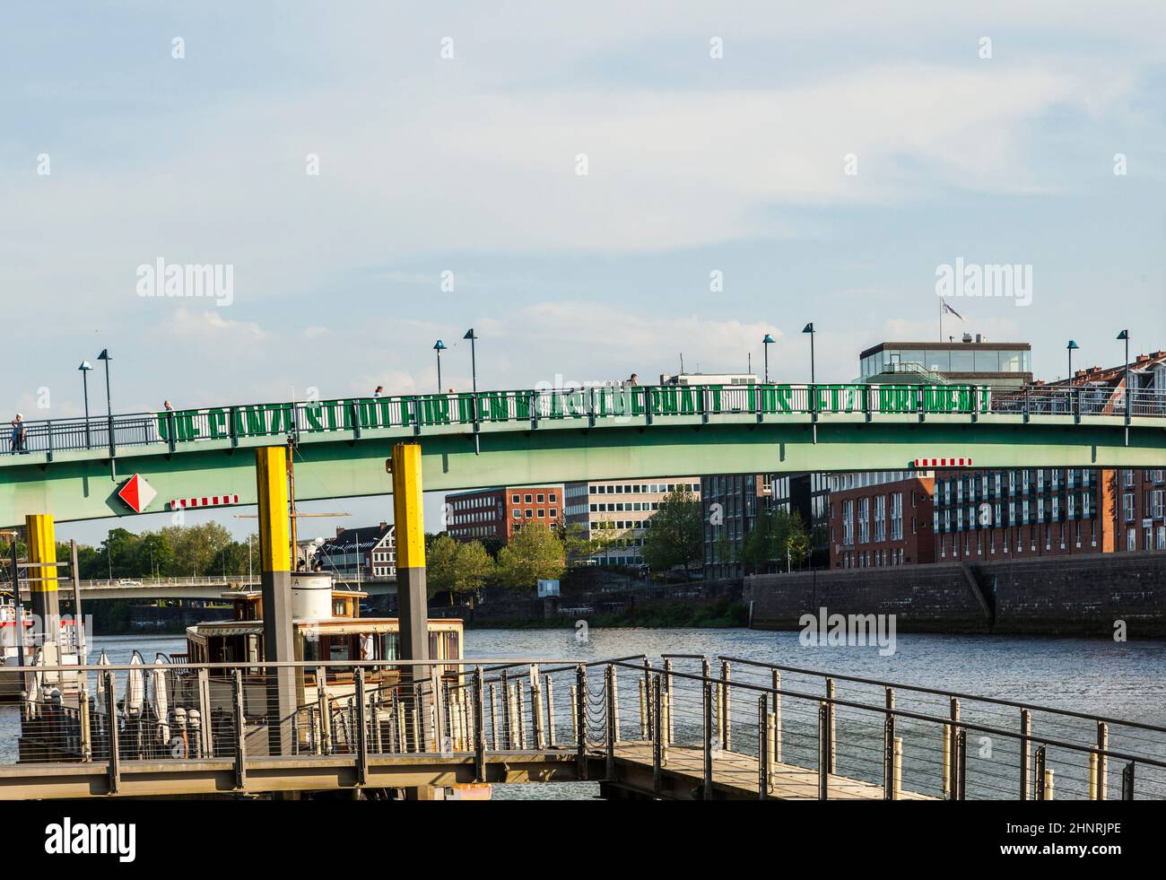 Banner mit Aufschrift die ganze Stadt für den Aufenthalt in der Fußball-Premiere Liga Stockfoto