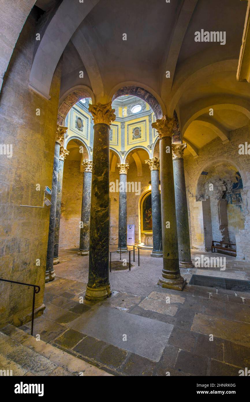 Alte Tauferei umgeben von römischen Säulen im Inneren der Kathedrale von Aix Stockfoto