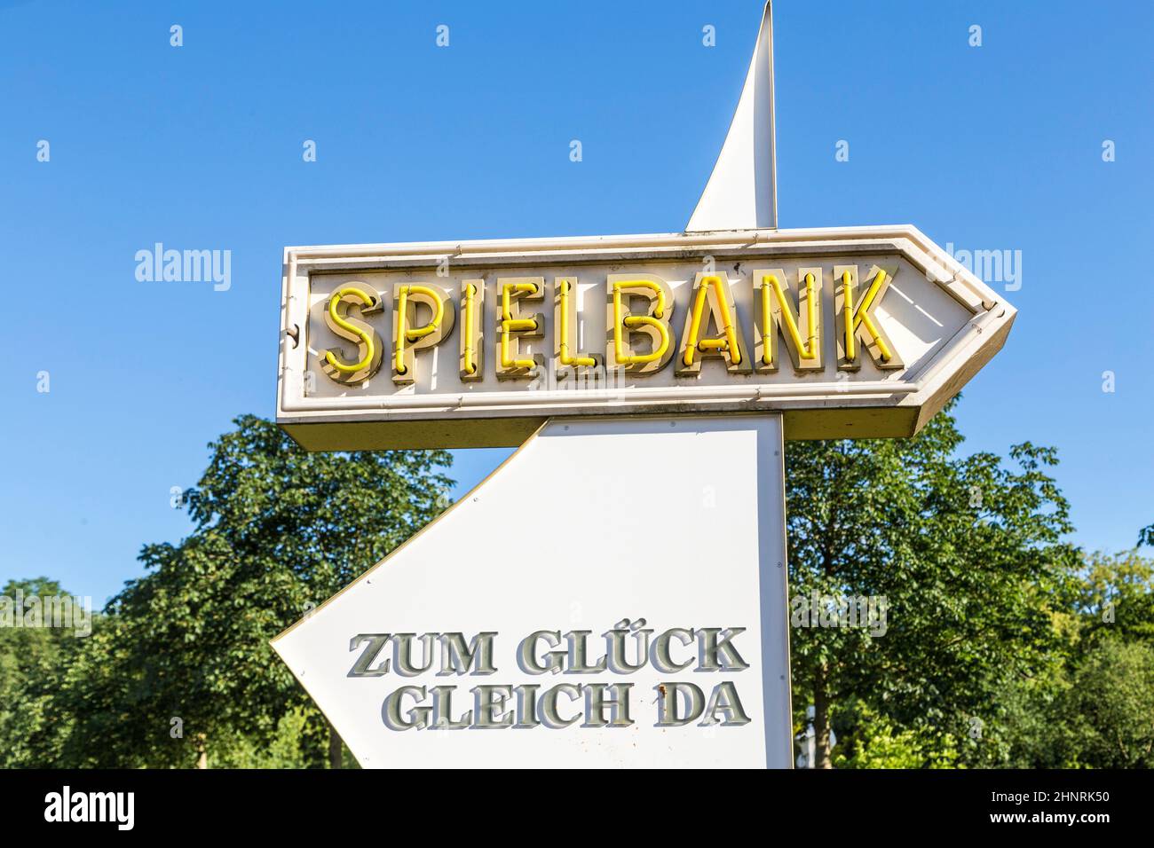 Pfeil mit Schild zur Spielbank in Bad Homburg Stockfoto