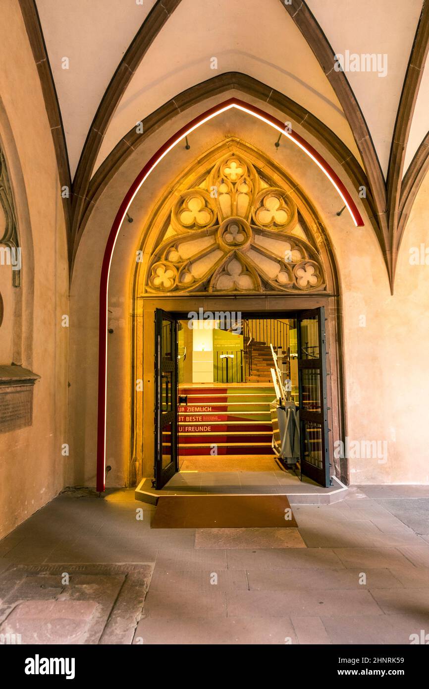 Detail des Sandsteinbogens im Kreuzgang der St. Stephan Kirche Stockfoto