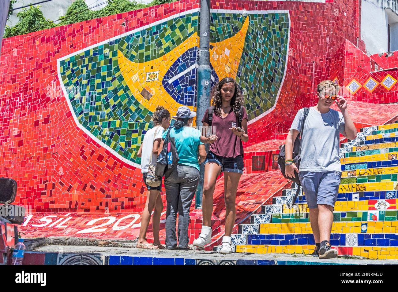 Menschen im Selaron-Gebiet, das Lapa und Santa Teresa in Rio verbindet Stockfoto
