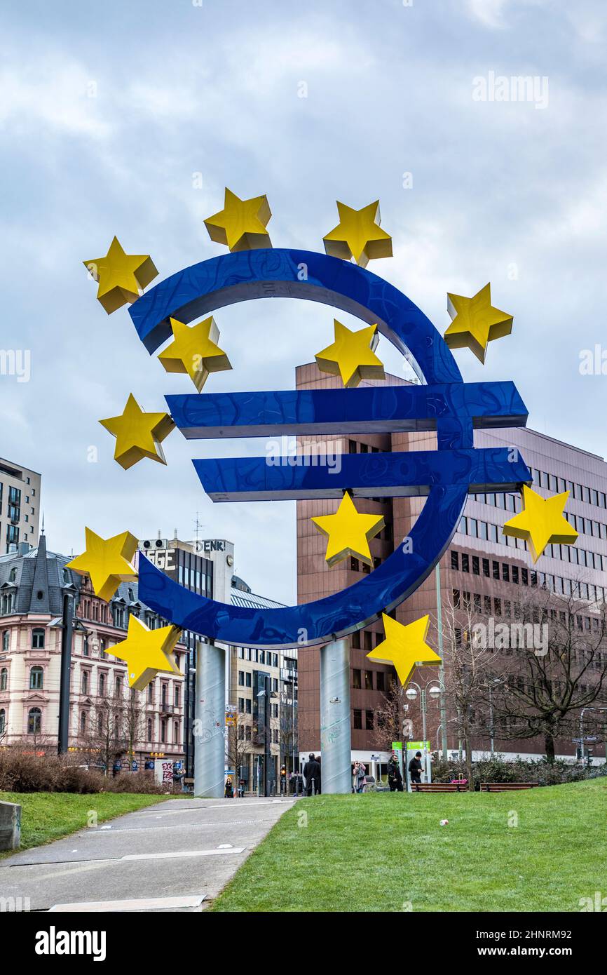 das euro-Symbol steht vor der alten europäischen Zentralbank Stockfoto