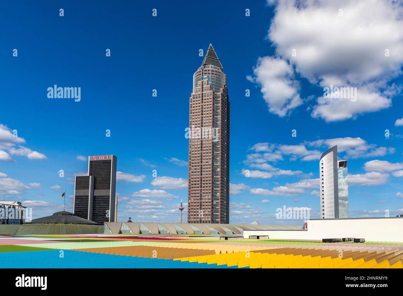 Messeturm und das Marriott Hotel neben dem Frankfurter Messegelände Stockfoto