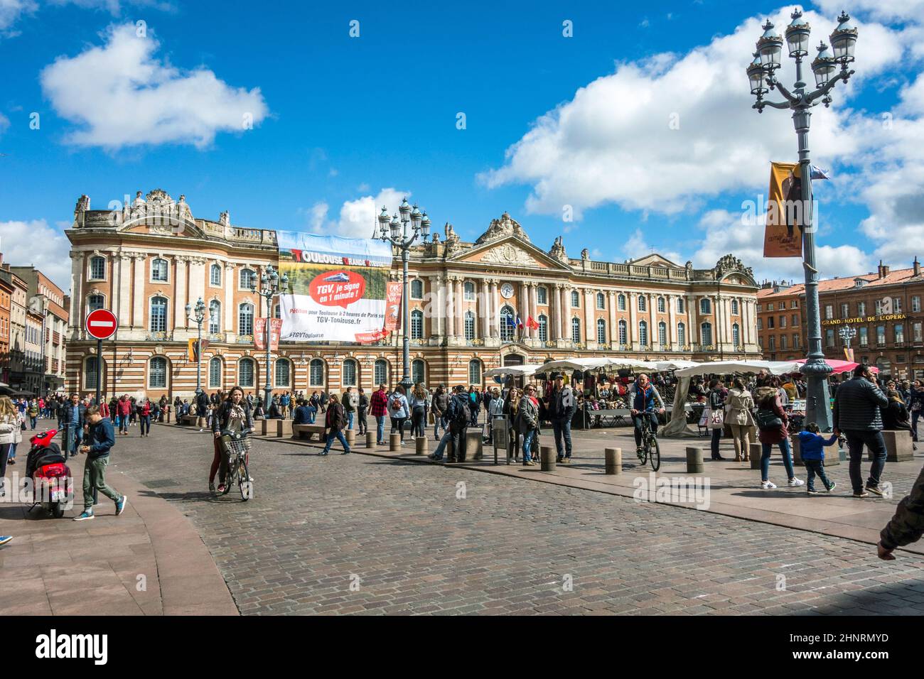 Die Leute laufen am Platz vor dem Rathaus Stockfoto