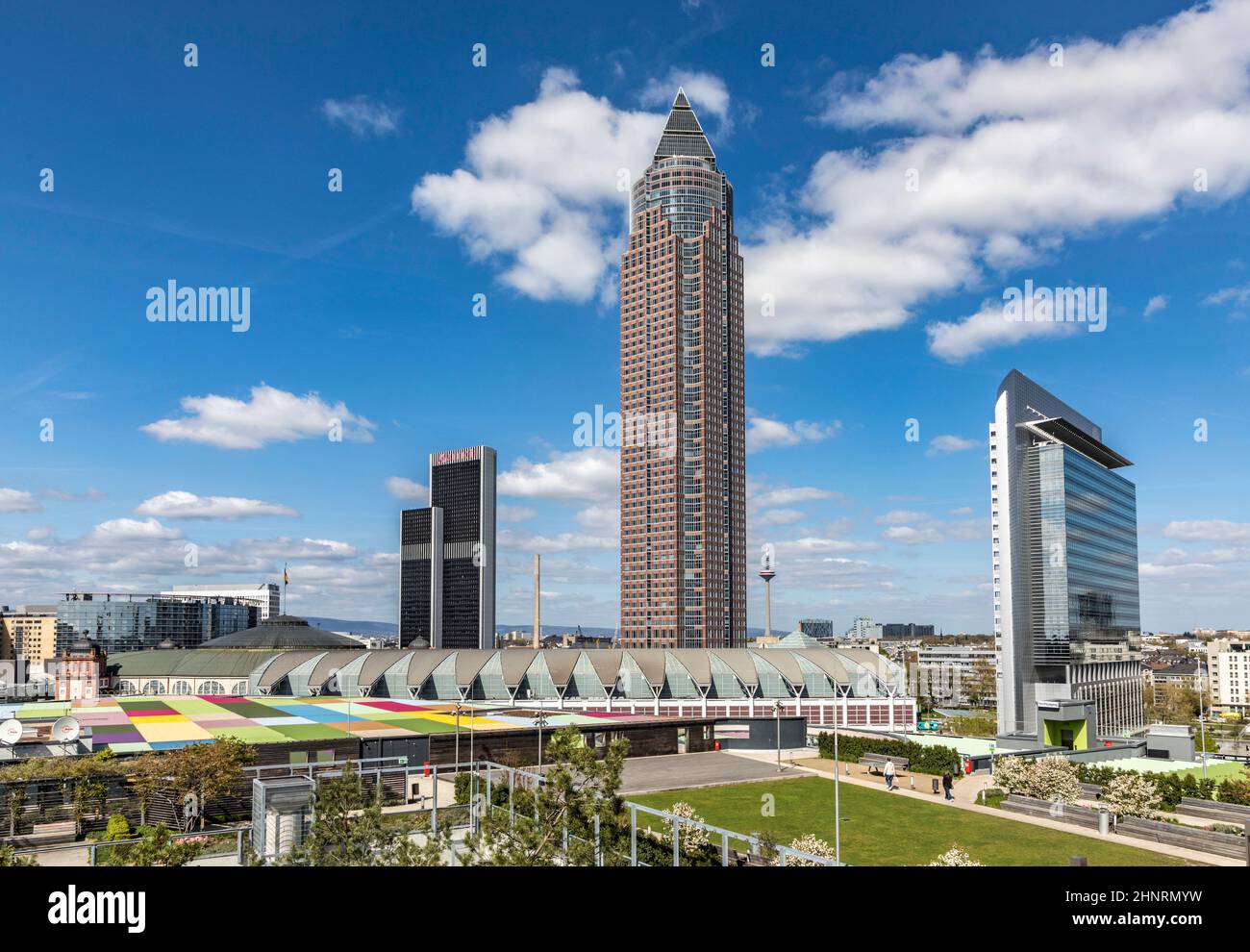 Messeturm und das Marriott Hotel neben dem Frankfurter Messegelände Stockfoto