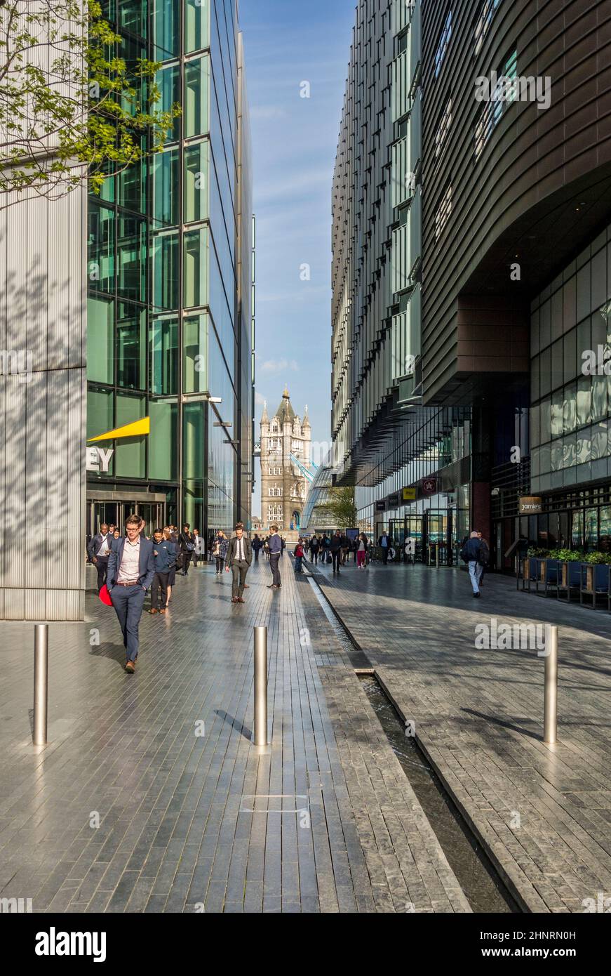 Blick auf die Tower Bridge in Lomdon mit Menschen in der modernen Einkaufsfußgängerzone in London Stockfoto