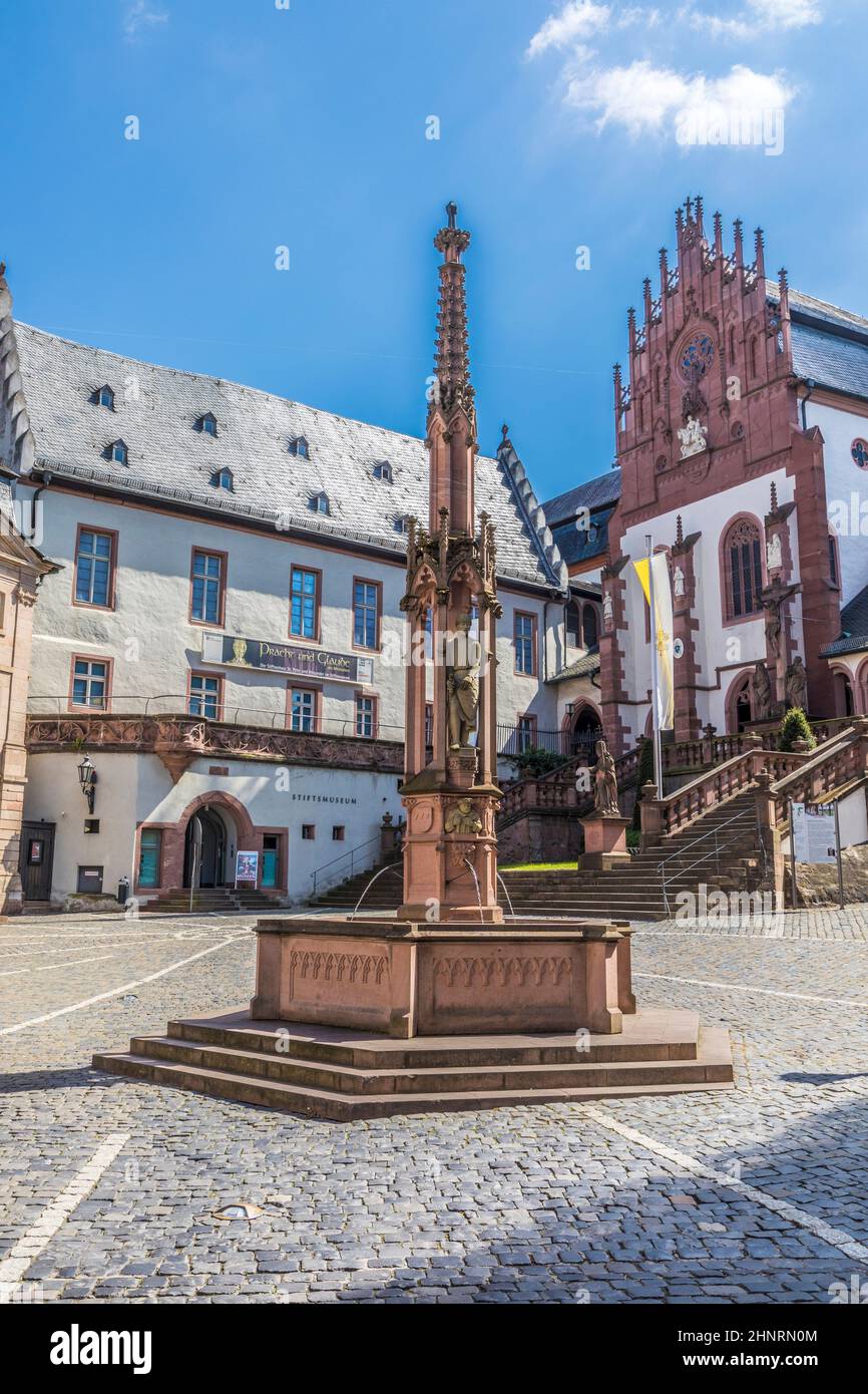 Berühmte alte Stiftsbasilika in Aschaffenburg am Stiftskirchenplatz Stockfoto