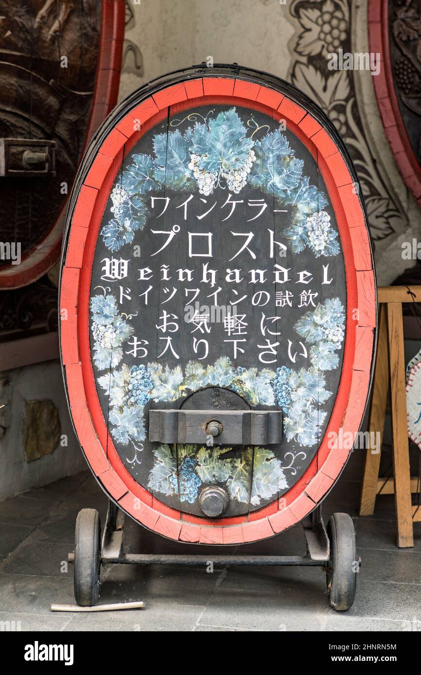 Fass Wein mit japanischen Briefen zum Verkauf von Wein an japanische Touristen in der Drosselgasse Stockfoto