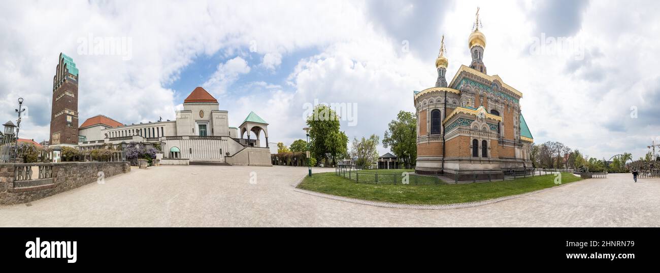 Berühmte Jugendstilbauten und orthodoxe Kirche an der Mathildenhöhe in Darmstadt Stockfoto
