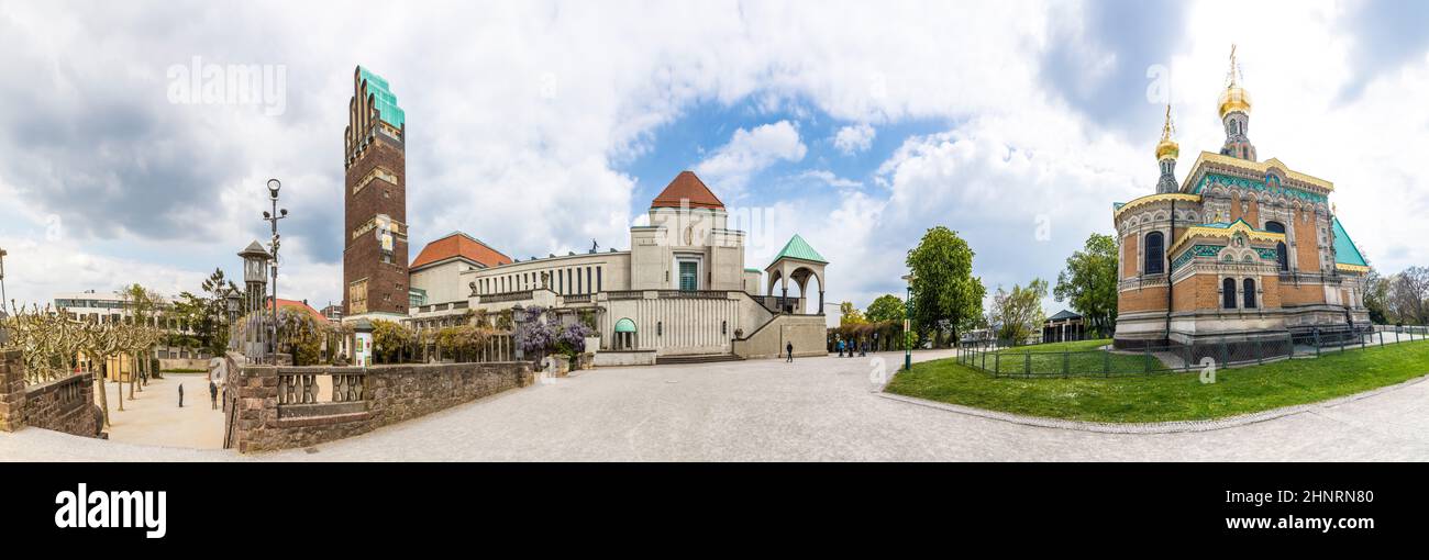 Berühmte Jugendstilbauten und orthodoxe Kirche an der Mathildenhöhe in Darmstadt Stockfoto