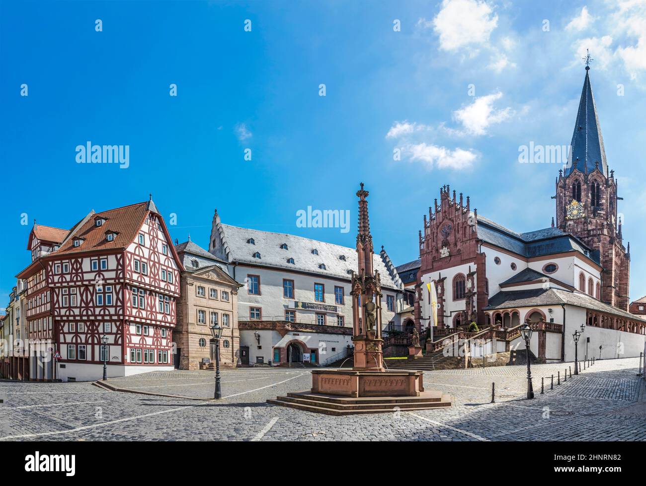 Berühmte alte Stiftsbasilika in Aschaffenburg am Stiftskirchenplatz Stockfoto