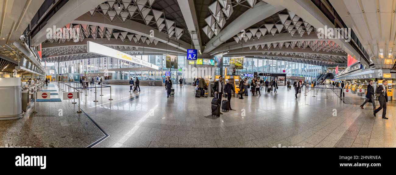 Personen im Inneren des internationalen Flughafens Frankfurt in der Abflughalle Stockfoto