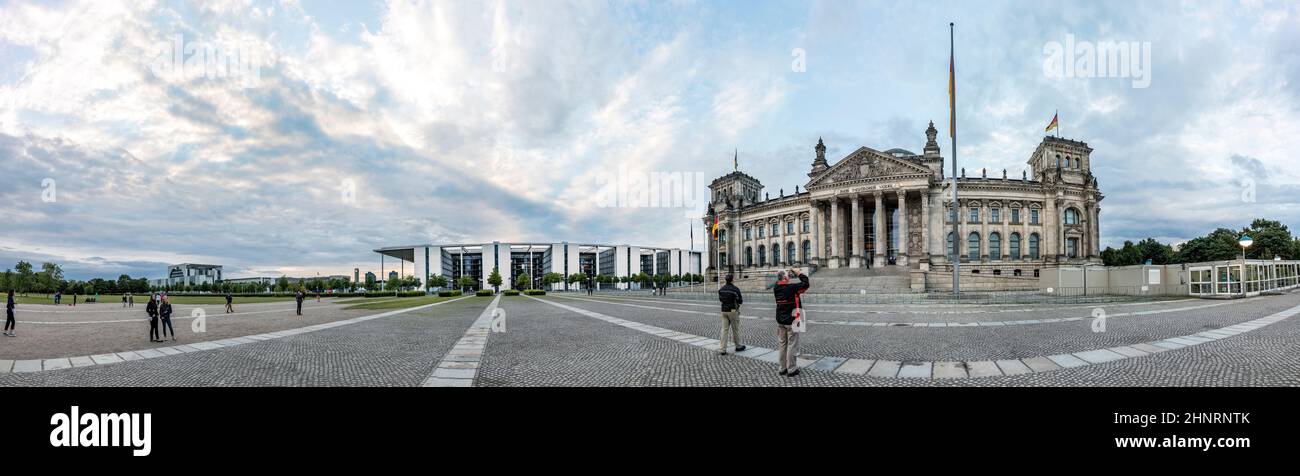 Touristen besuchen den Reichstag. Berlin zieht jährlich 10 Millionen Menschen an. Stockfoto
