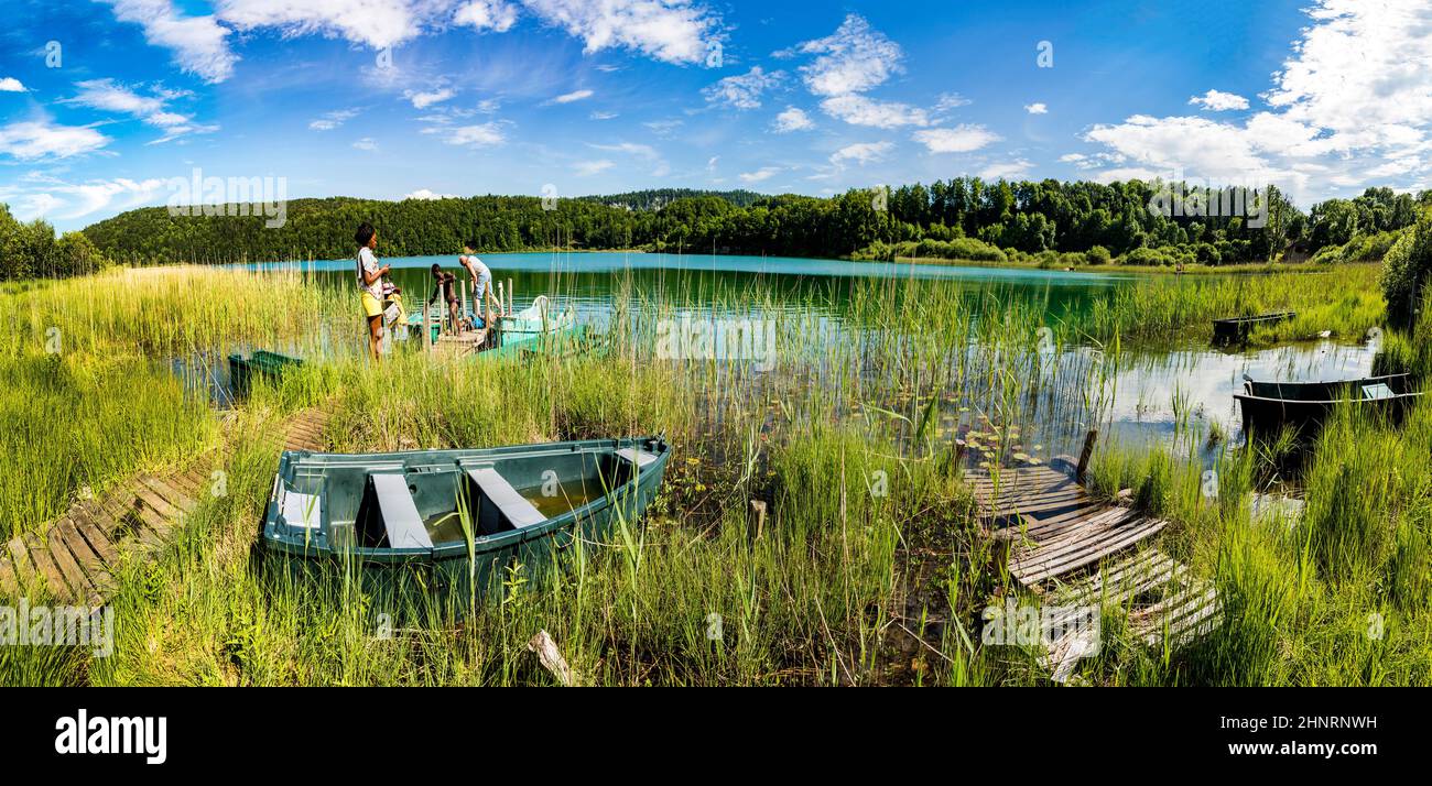 Die Menschen entspannen sich am See Narlay in der unberührten Natur Stockfoto