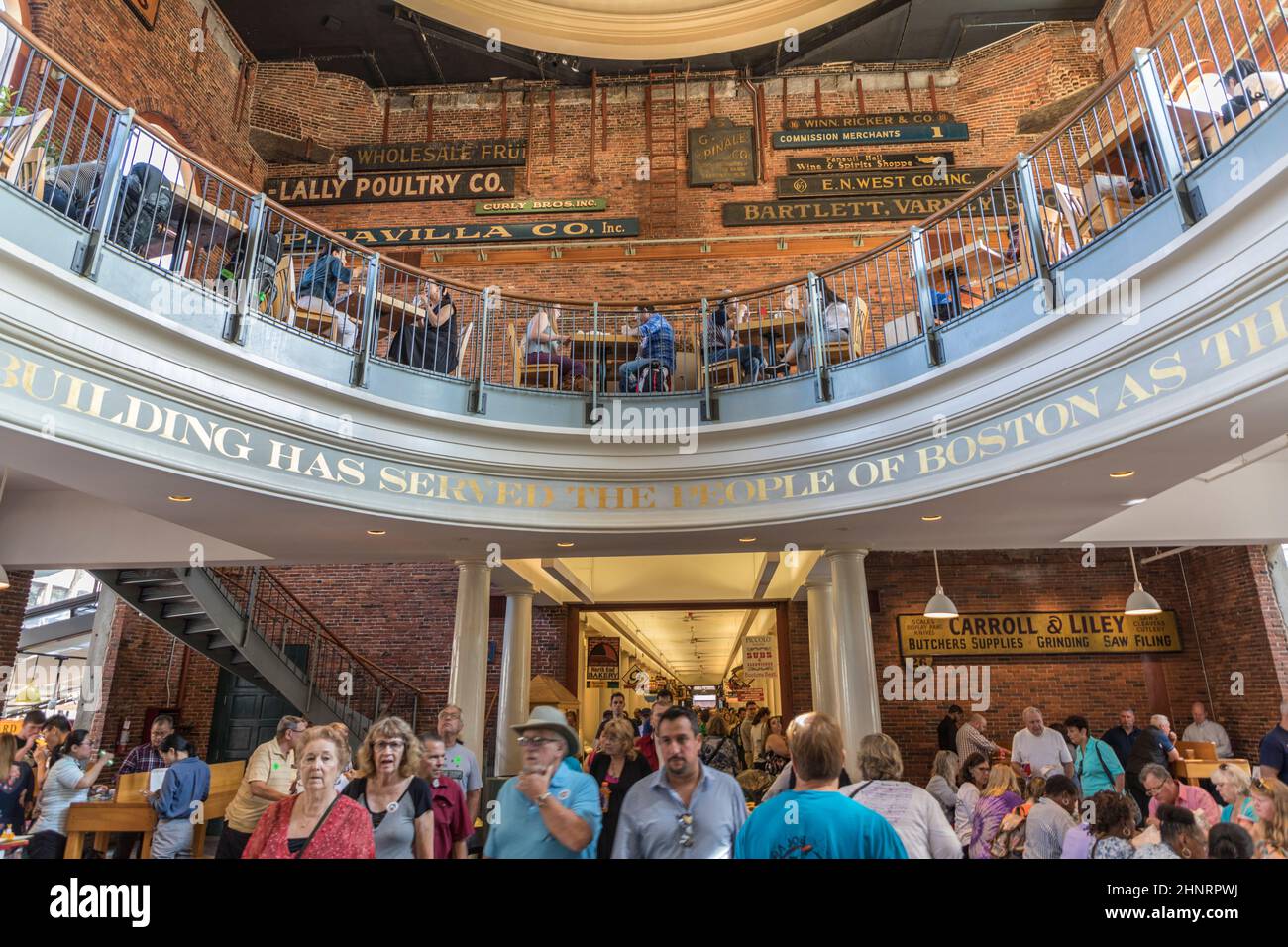 Besucher besuchen den Quincy Market in der Innenstadt von Boston am Freedom Trail Stockfoto