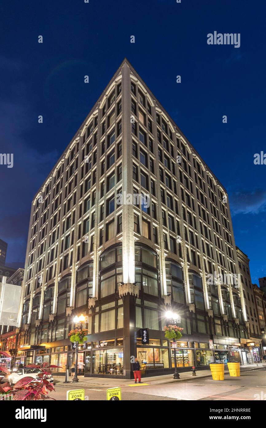 In der Fußgängerzone in der Washington Street können die Menschen nachts gerne einkaufen Stockfoto