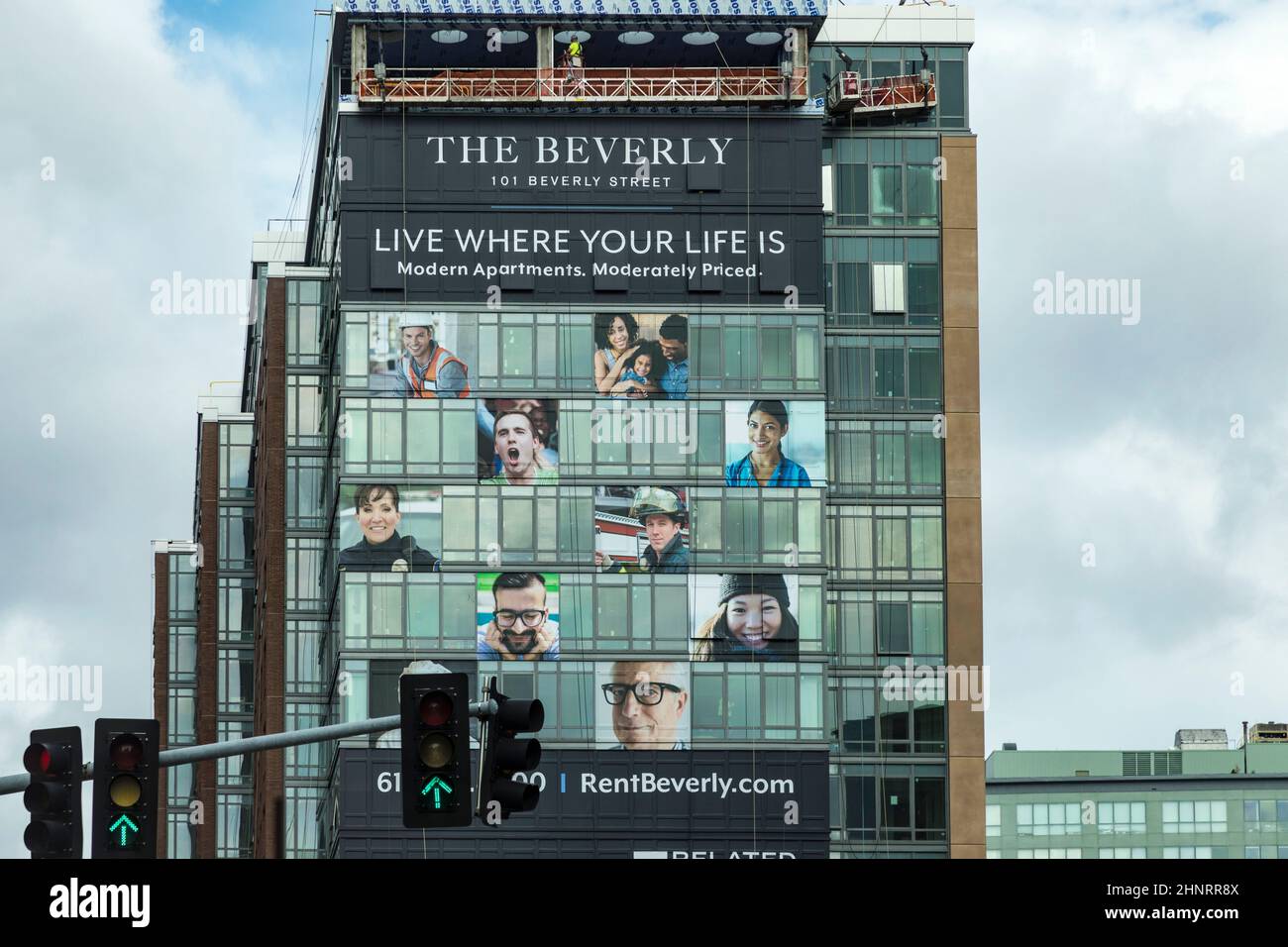 Werbung an der Fassade eines Wohnhauses in Boston Stockfoto