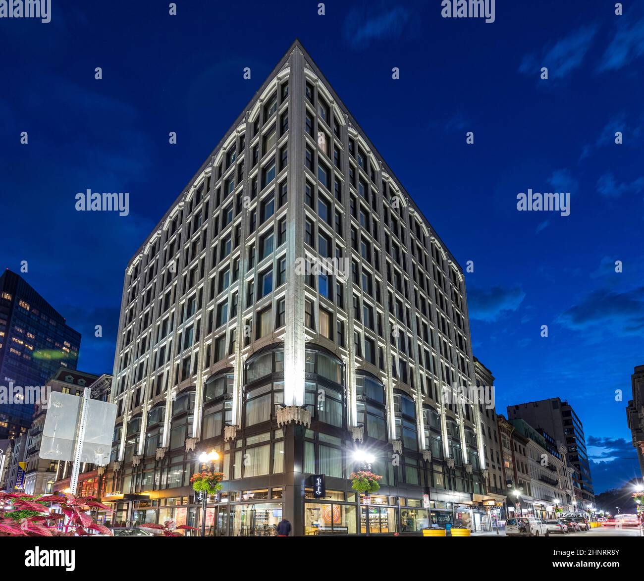 In der Fußgängerzone in der Washington Street können die Menschen nachts gerne einkaufen Stockfoto