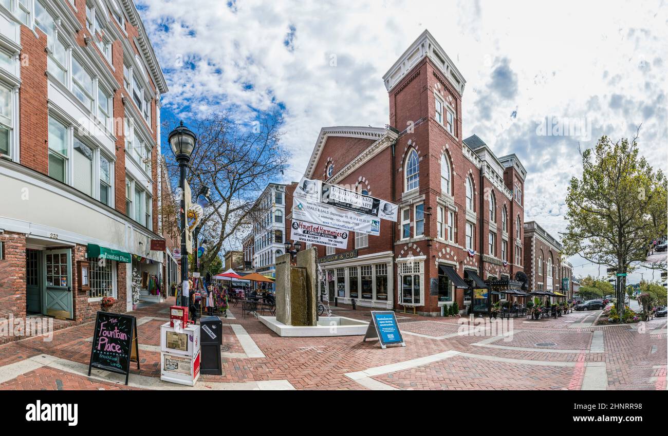Hauptfußgängerzone in der Innenstadt von Salem mit Geschäften und historischen Gebäuden und dem Whitch Walk. Stockfoto
