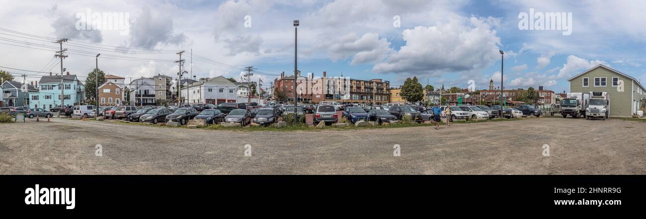 Große Hallen im Hafengebiet für die Hummerfischerei in Gloucester und Parkplatz Stockfoto