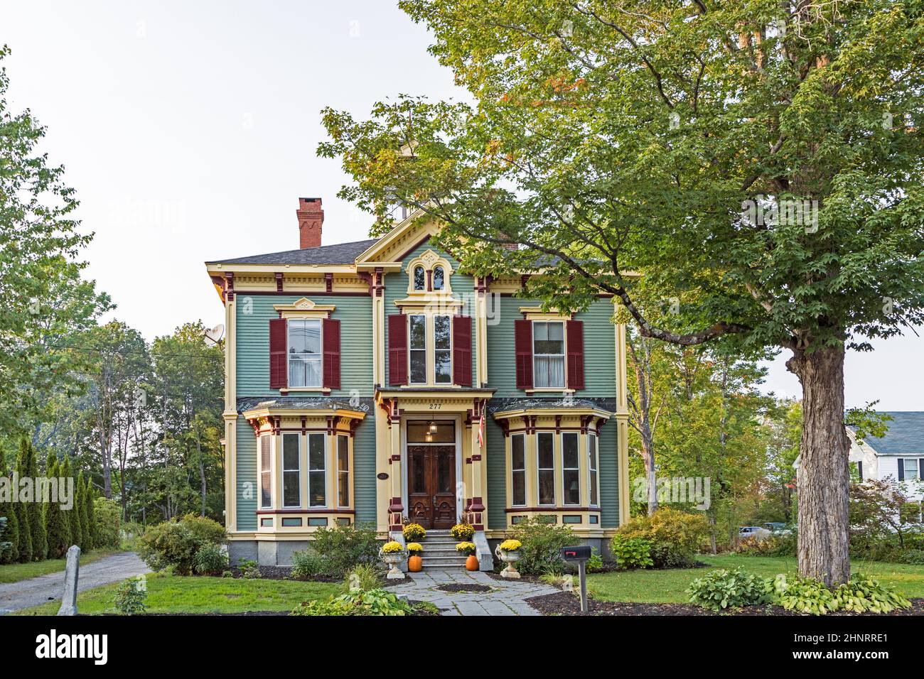 Fassade eines typischen Familienhauses in Thomaston, Maine, USA. Stockfoto