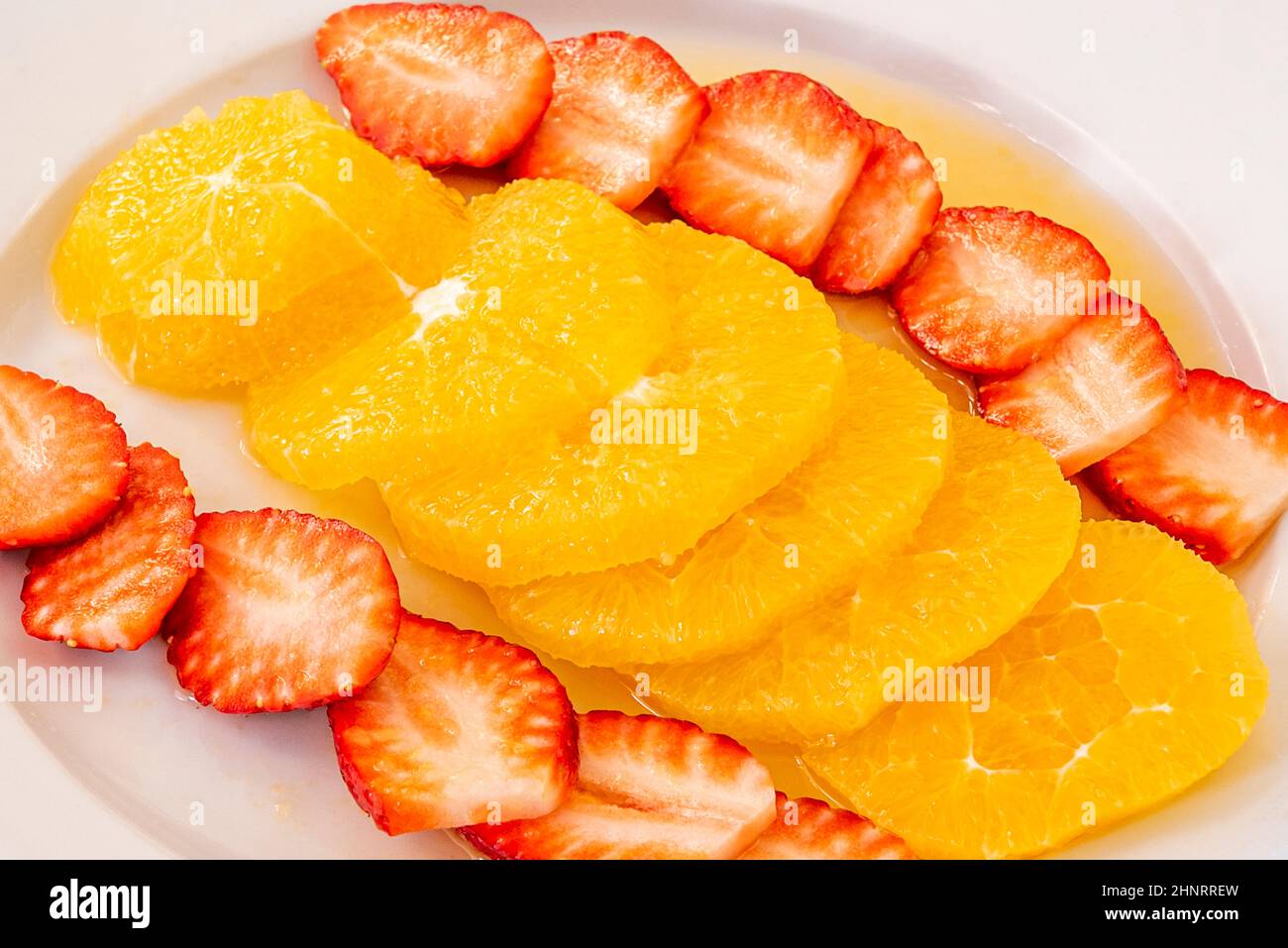 Erdbeeren mit Orangen und extra mit Creme, Zucker, Joghurt, etc, die Optionen sind endlos Stockfoto