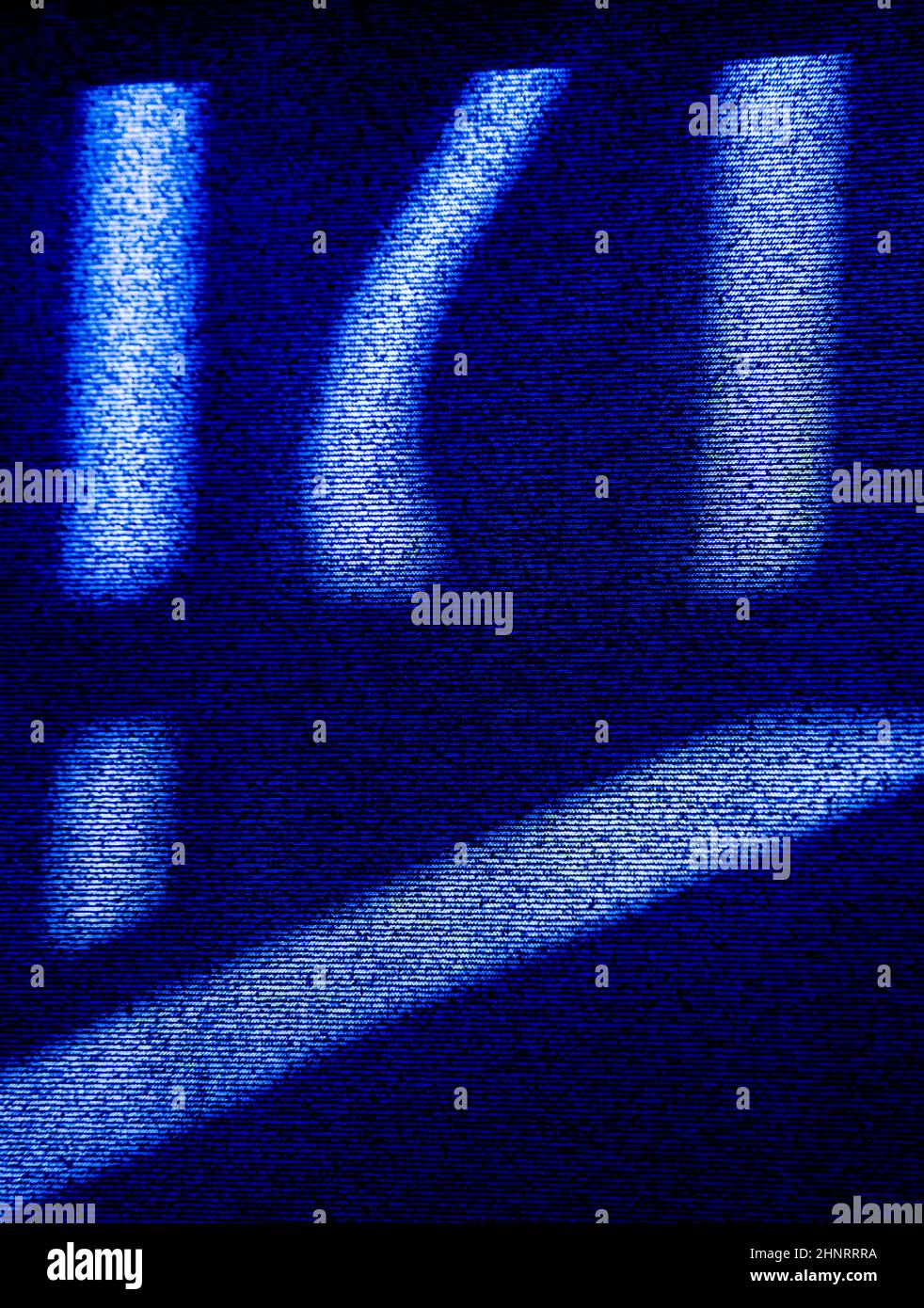 Abstraktes Design mit blauen Linien und symbolförmigen Schatten auf schwarzem Fensterblind aus Nachmittagssonne strukturiertem Hintergrund oder vertikalem Hintergrund-Format Stockfoto