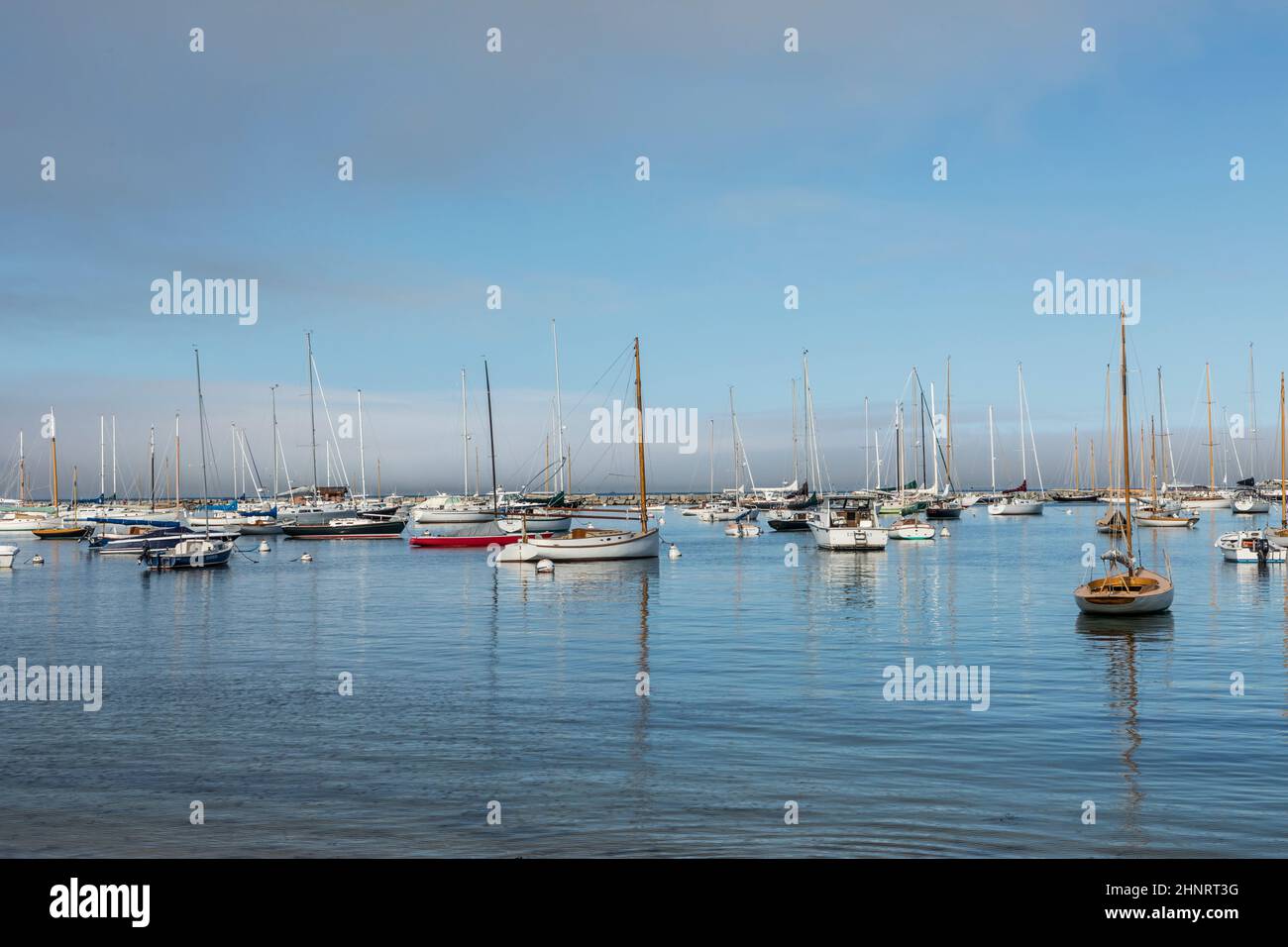 Segelschiffe ankern im Hafen von Tisbury Stockfoto