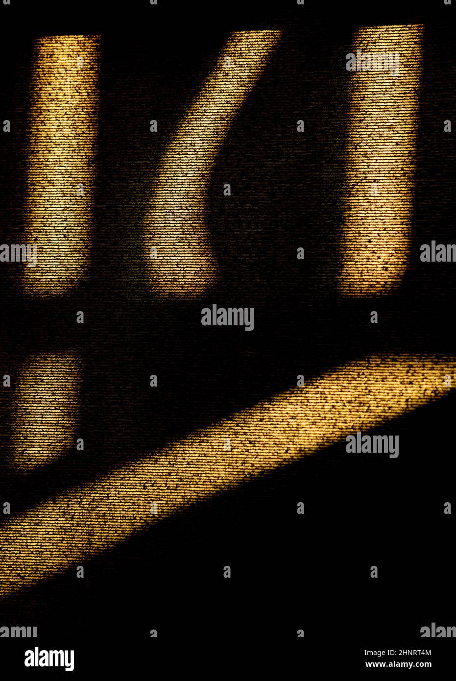Abstraktes Design aus goldenen oder gelben Linien und symbolförmigen Schatten auf Fensterblind mit schwarzem Hintergrund texturierten Hintergrund vertikalen Format Raum Stockfoto