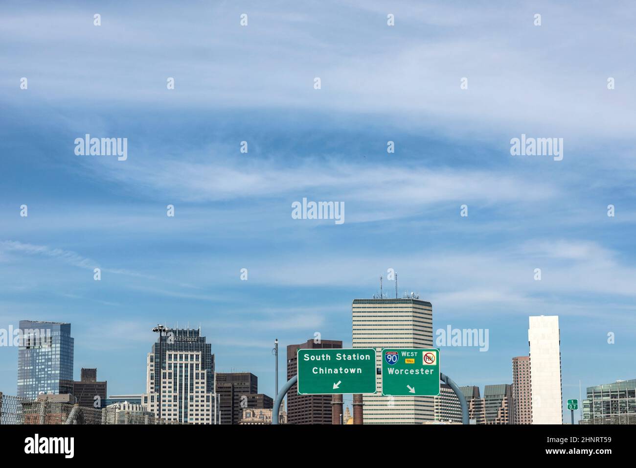 Fahren Sie über die Autobahn in die Hauptstadt von Massachusetts, Boston. Im Hintergrund die moderne Skyline Stockfoto