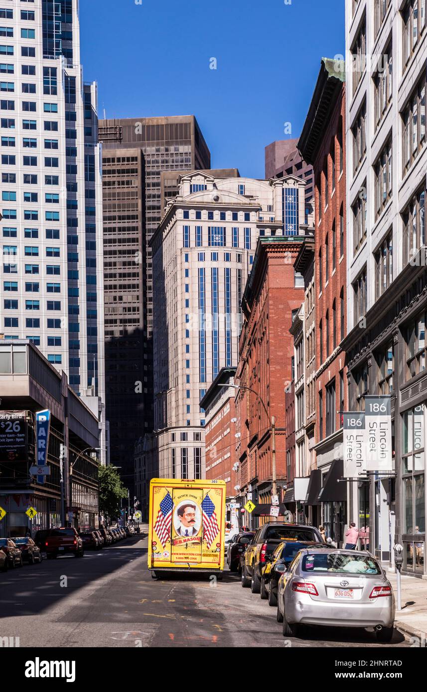 streetlife in der Innenstadt von Boston. Der Paketdienst Maurer mit seinen vintage lackierten gelben Lastwagen liefert Pakete Stockfoto
