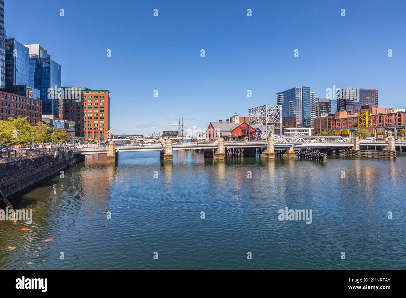 Downtown Boston Wolkenkratzer mit einer Mischung aus alter und moderner Architektur am Fluss und Blick auf das Boston Teaparty Museum Stockfoto