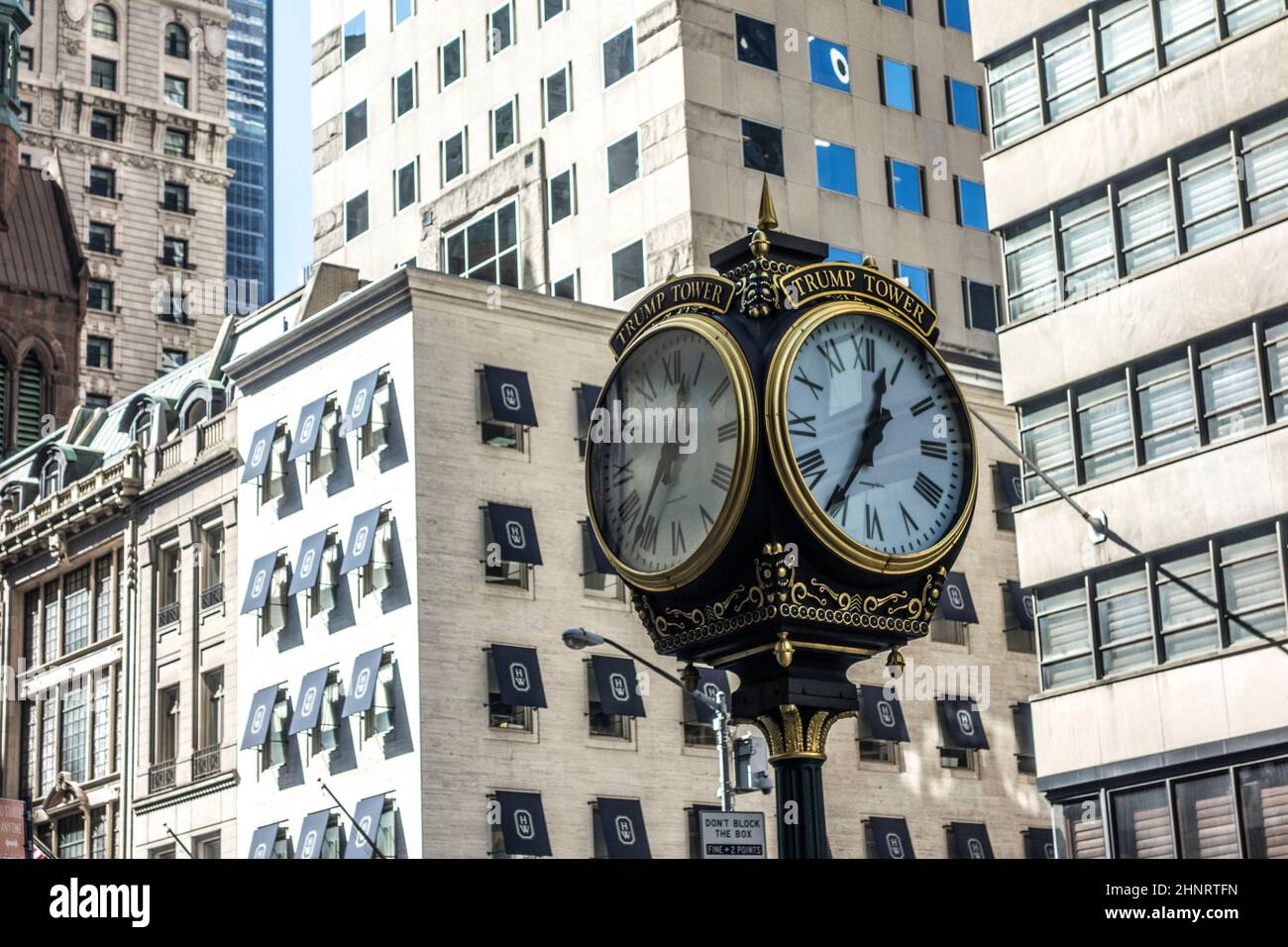 Vintage Laterne und Uhr am Trump Tower mit Buchstaben trump Tower Stockfoto