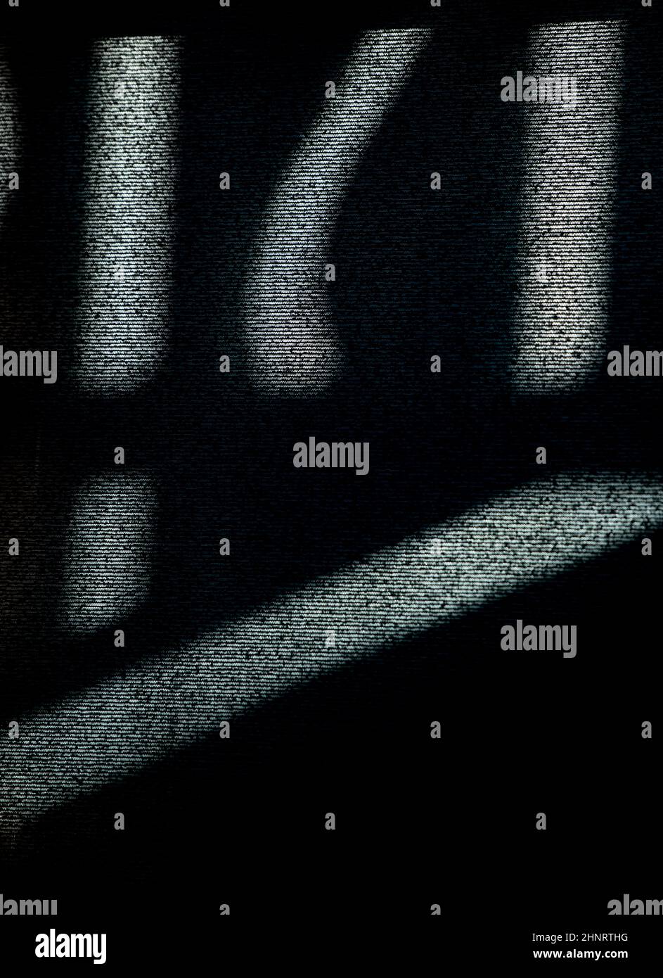 Abstraktes Design von grauen Linien und symbolförmigen Schatten auf Fensterblind mit schwarzem Hintergrund texturierten Hintergrund oder Hintergrund vertikalen Format Stockfoto