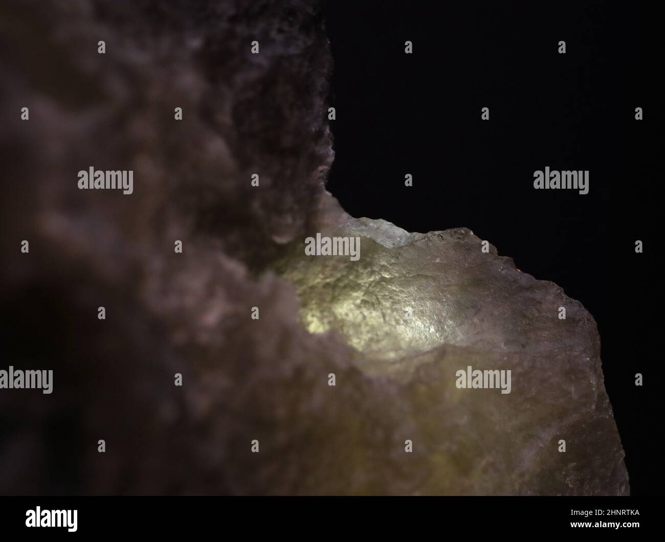 New York, Usa. 17th. Februar 2022. Wüstenglas von einem Astroiden ist bei einer Pressevorschau für Deep Impact: Mars, Lunar und andere seltene Meteoriten am Donnerstag, den 17. Februar 2022 in New York City bei Christie's zu sehen. Foto von John Angelillo/UPI Credit: UPI/Alamy Live News Stockfoto