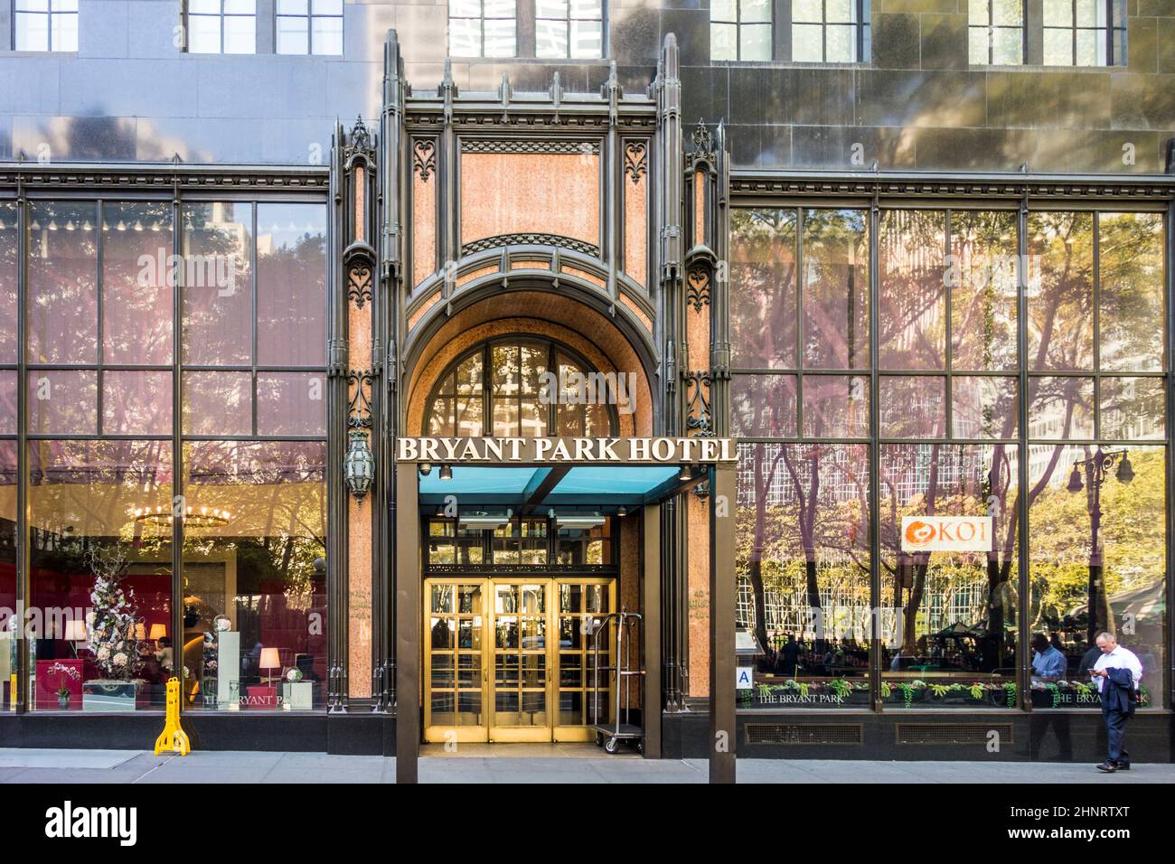 Eingang des alten historischen Luxushotels Bryant Park Hotel Stockfoto