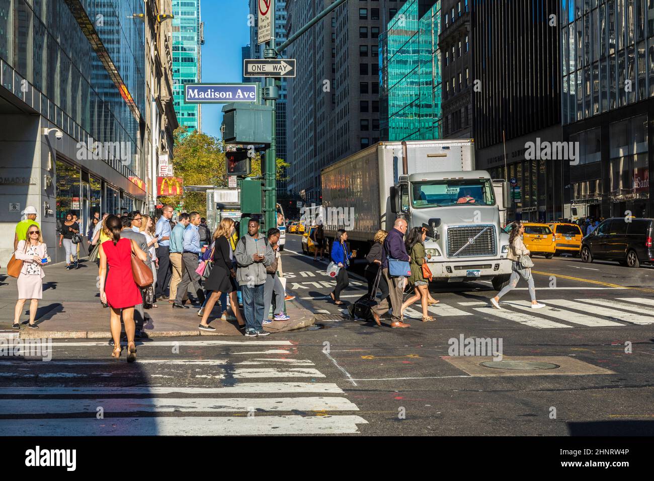 Am späten Nachmittag beeilen sich die Menschen auf der Fußgängerstraße durch Upper Manhattan Stockfoto